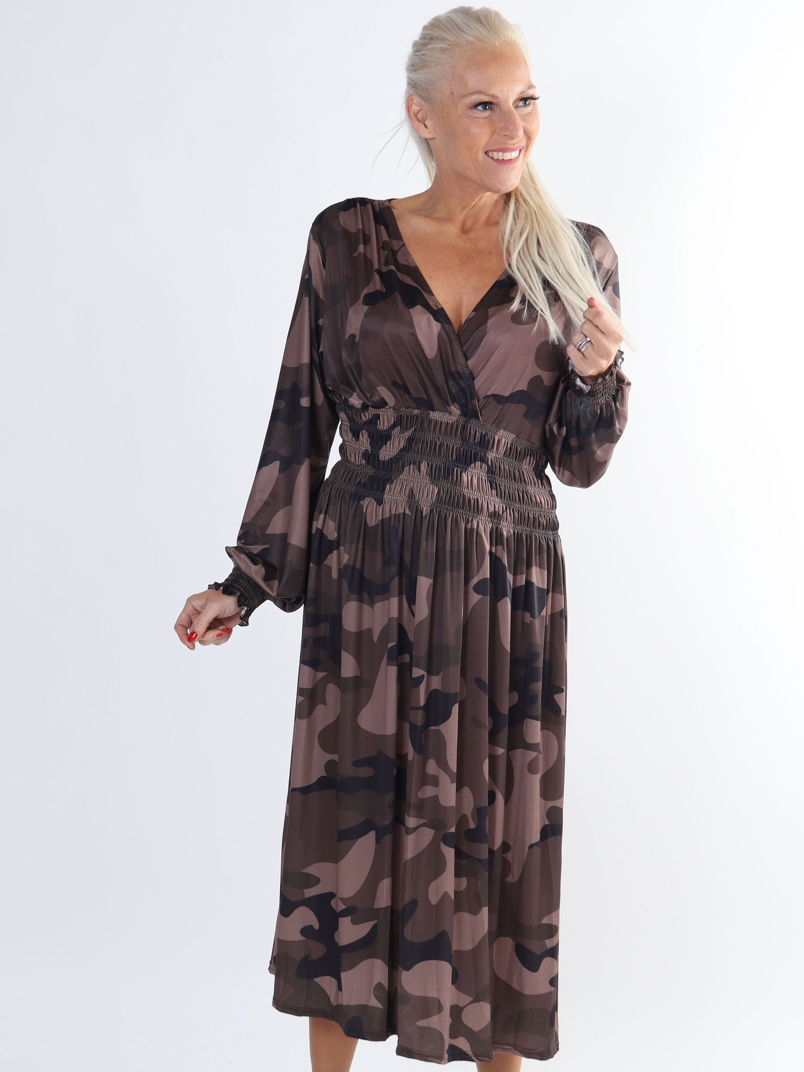 Pams Camo Midi L/S - Elastisk plus size kjole i camouflageprint